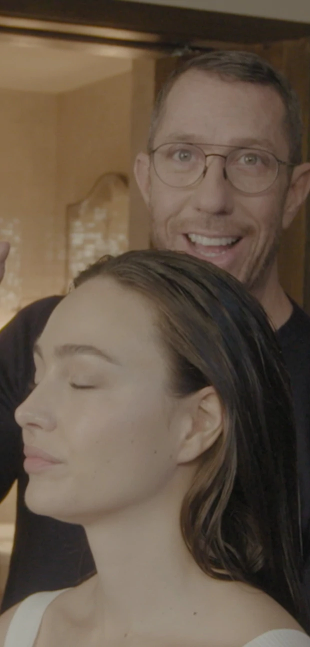 vidéo du coiffeur de stars Chris McMillan en train de faire la démonstration d’un gommage du cuir chevelu sur un modèle