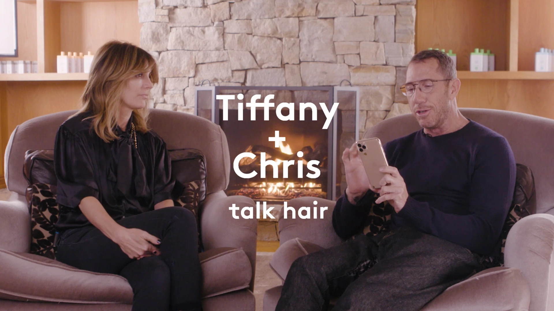 vidéo de la fondatrice de Drunk Elephant, Tiffany Masterson, en train de discuter avec le coiffeur Chris McMillan devant un feu de cheminée chaleureux